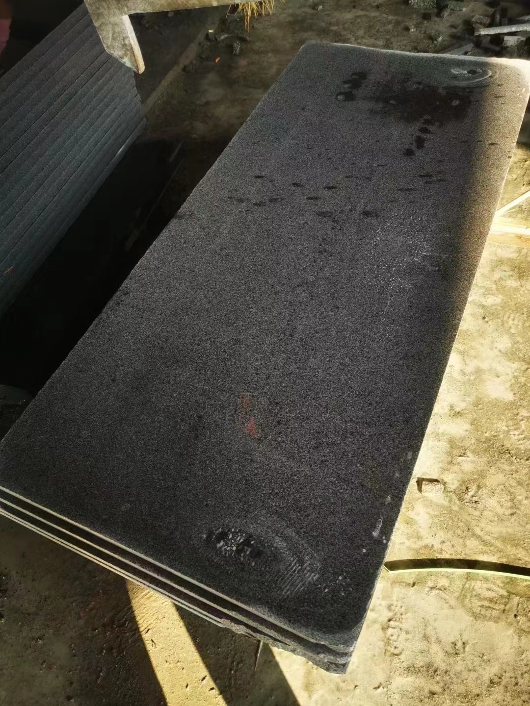 山東芝麻黑石材廠家直銷，G654花崗巖價格全網(wǎng)特惠